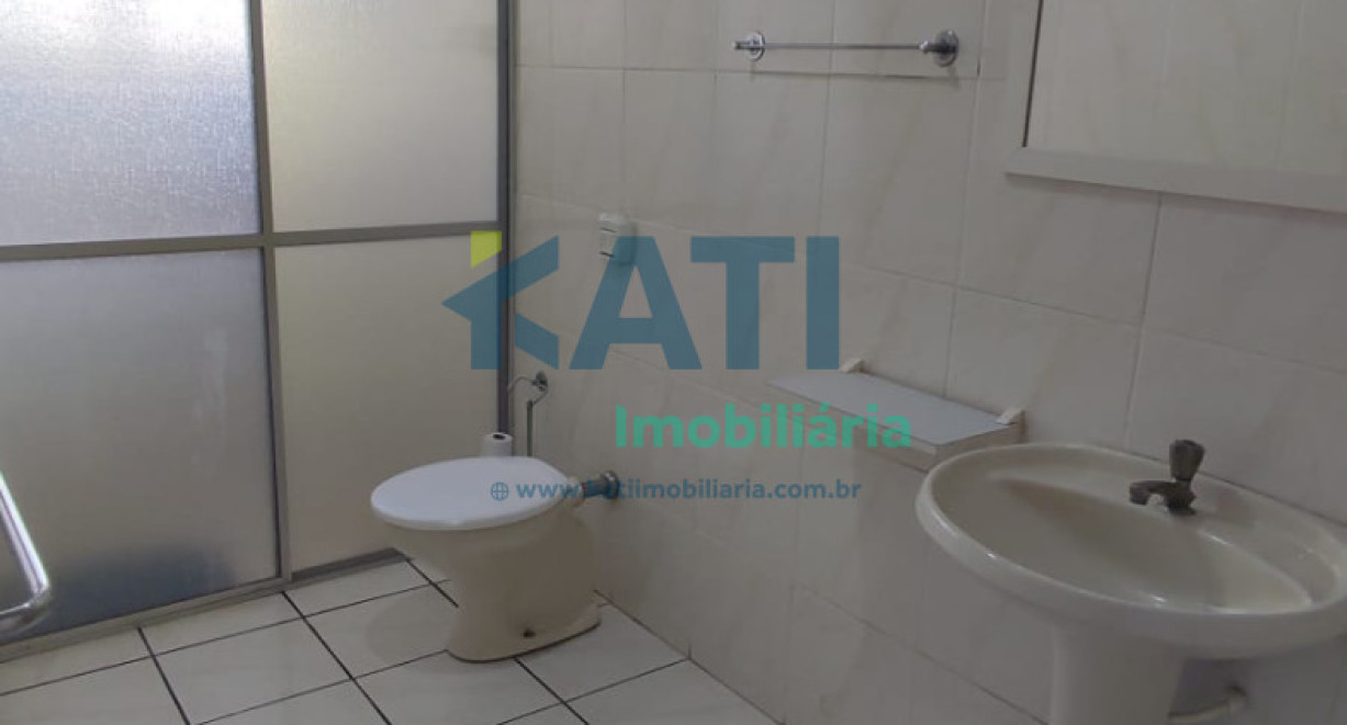 Apto amplo com sacada - Av. Tuparendi