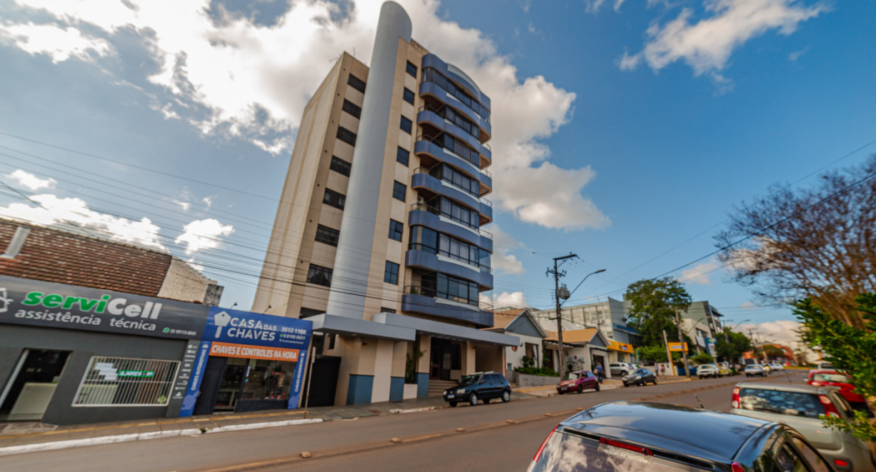 Prédio com um apartamento por andar - Rua João Dahne