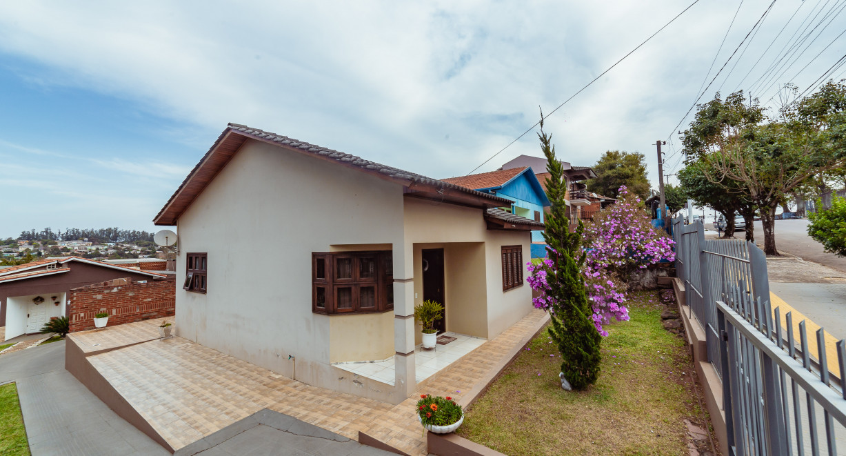 Imóvel com duas casas, amplo pátio com piscina! - Rua São Luiz