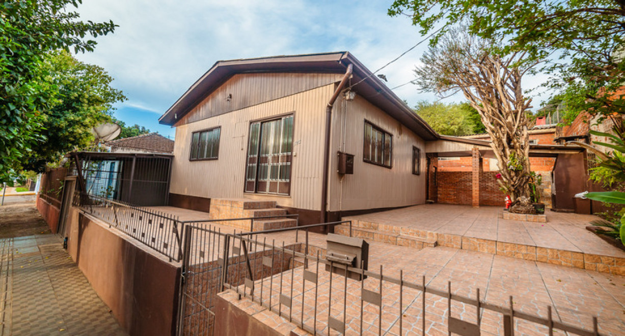 Casas em terreno com ótima localização - Rua Caxias