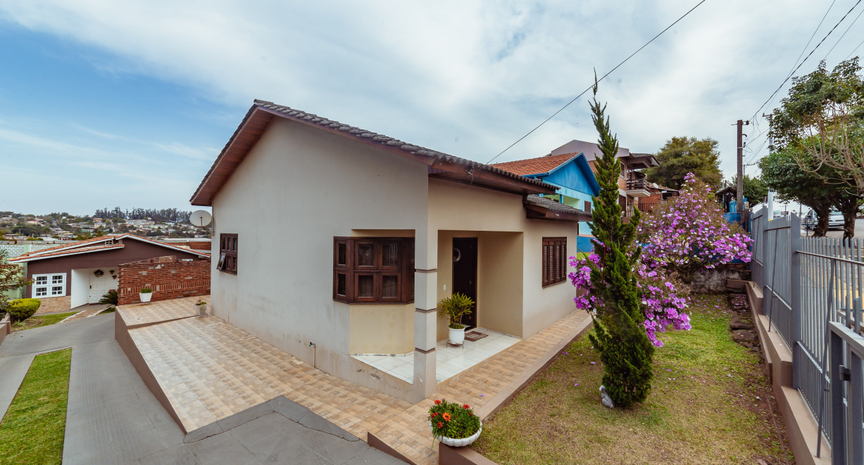 Imóvel com duas casas, amplo pátio com piscina! - Rua São Luiz