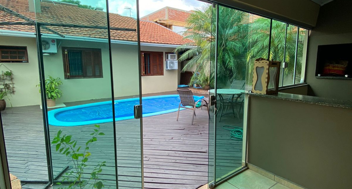 Casa com piscina na Esplanada - Rua Carlos Heinze