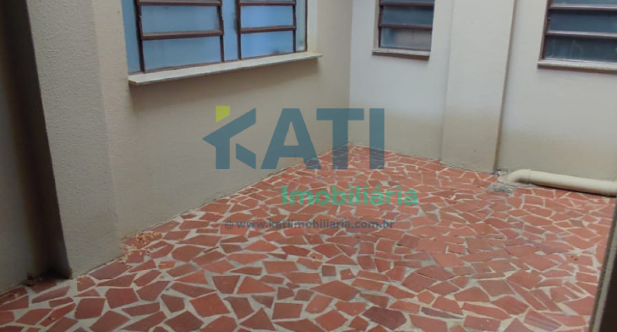 Apto amplo com sacada - Av. Tuparendi