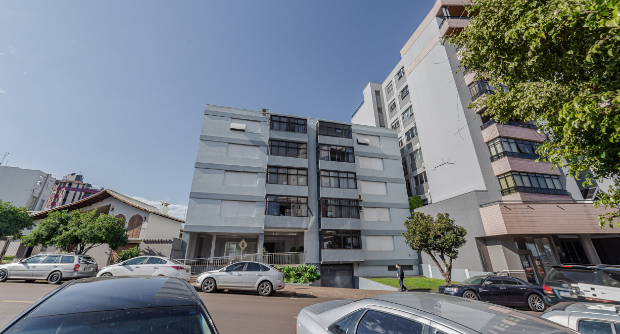 Amplo apartamento no Ed. Santa Rosa - Rua Minas Gerais