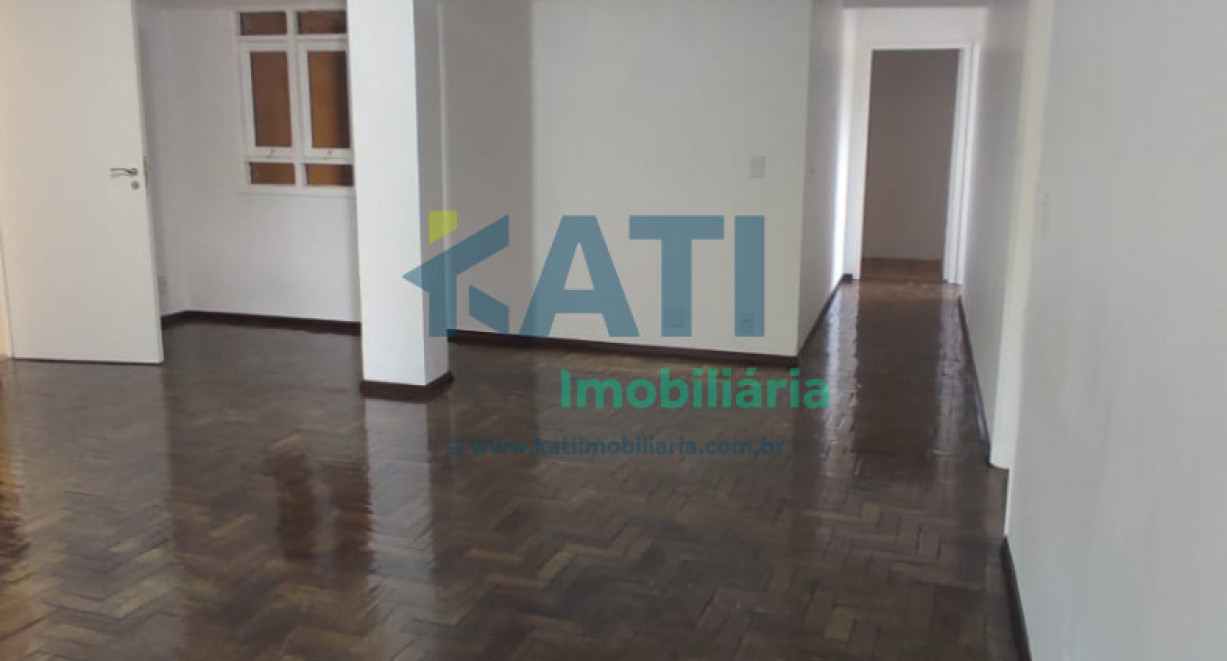 Apto amplo com sacada - Av. Tuparendi