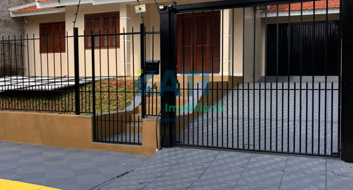 Casa com piscina na Esplanada - Rua Carlos Heinze