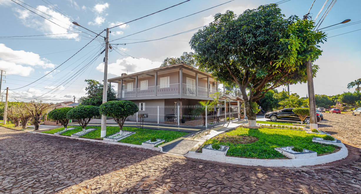 Casa de esquina com dois pavimentos - Rua Augusto Pestana