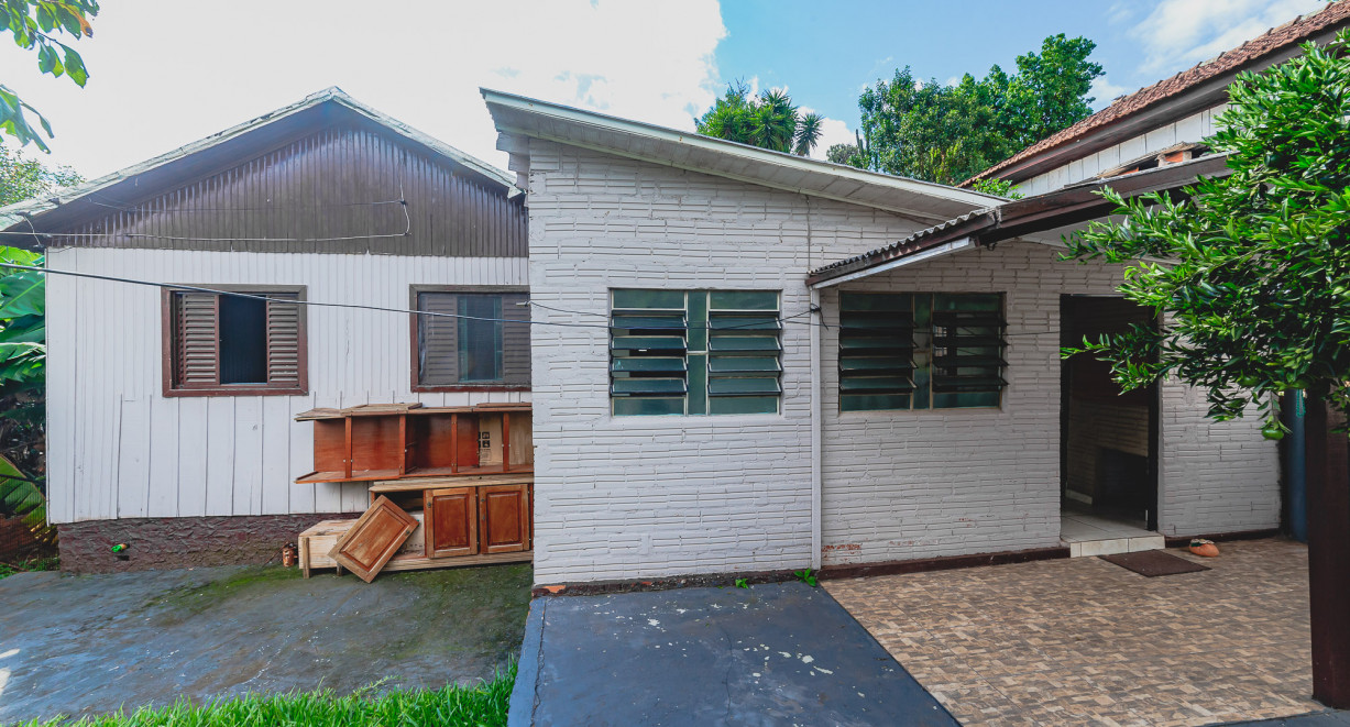 Duas Casas Mistas com área verde! - Rua Ivone Timm