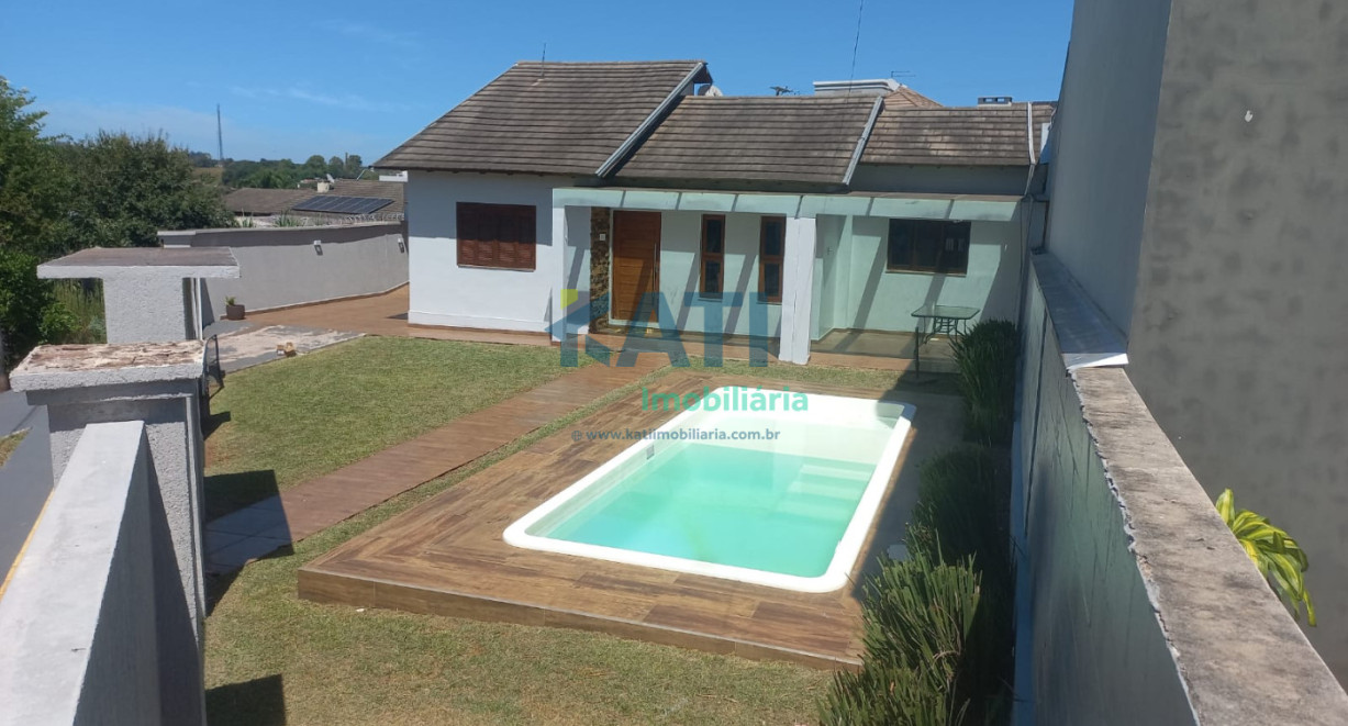 Casa com piscina no Bairro São Francisco - Rua Padre Eduardo Bogo