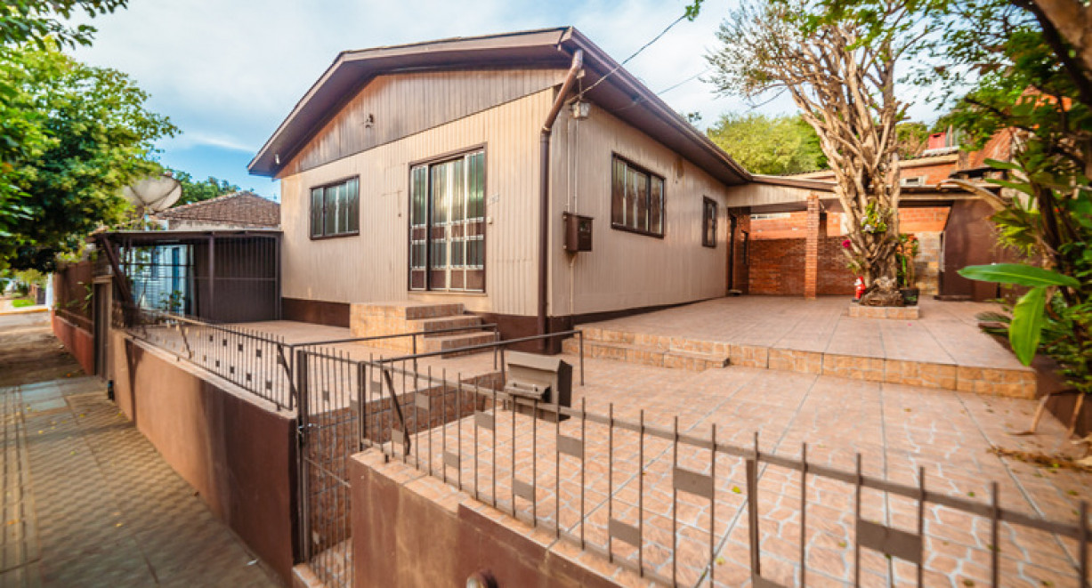 Casas em terreno com ótima localização - Rua Caxias