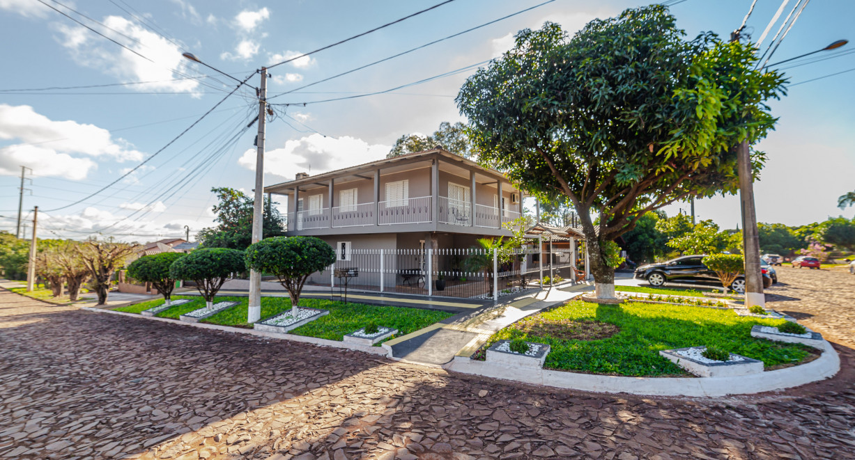 Casa de esquina com dois pavimentos - Rua Augusto Pestana