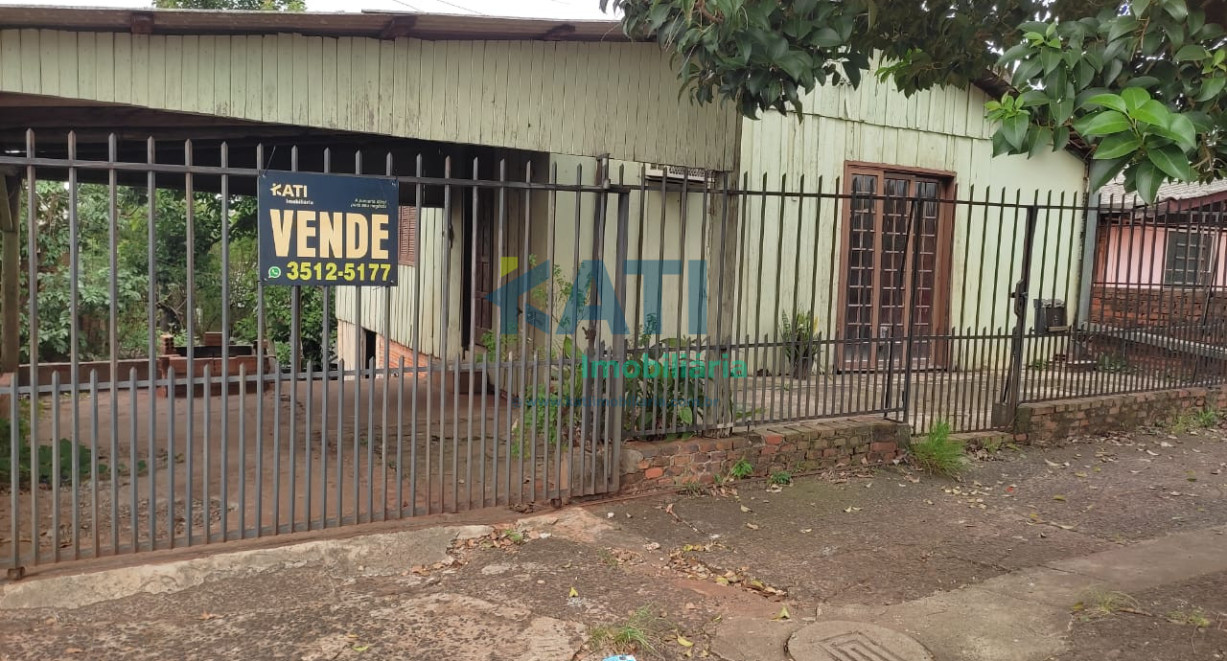 Terreno com casa de madeira - Rua Sinval Saldanha