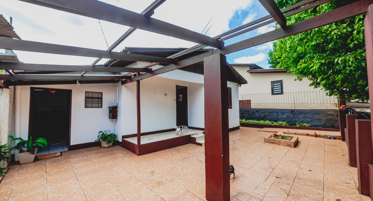 Duas Casas Mistas com área verde! - Rua Ivone Timm