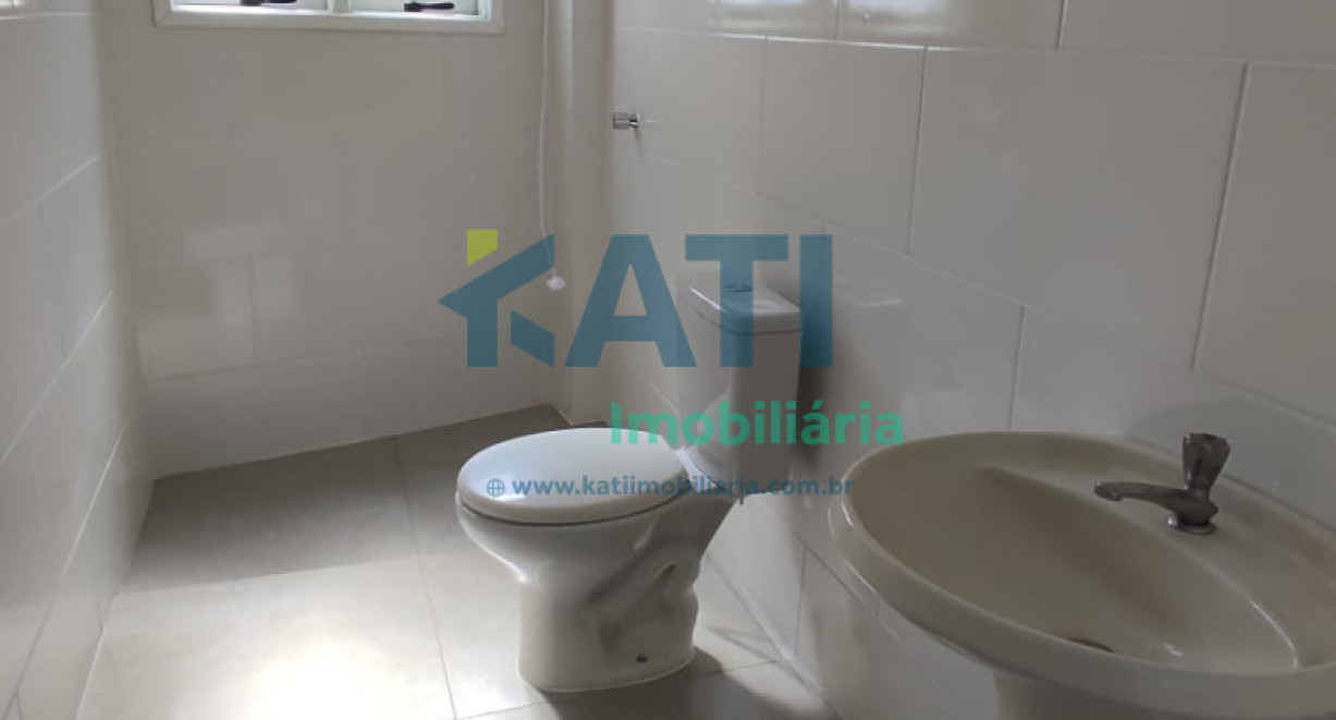 Apto amplo com sacada - Av. Tuparendi