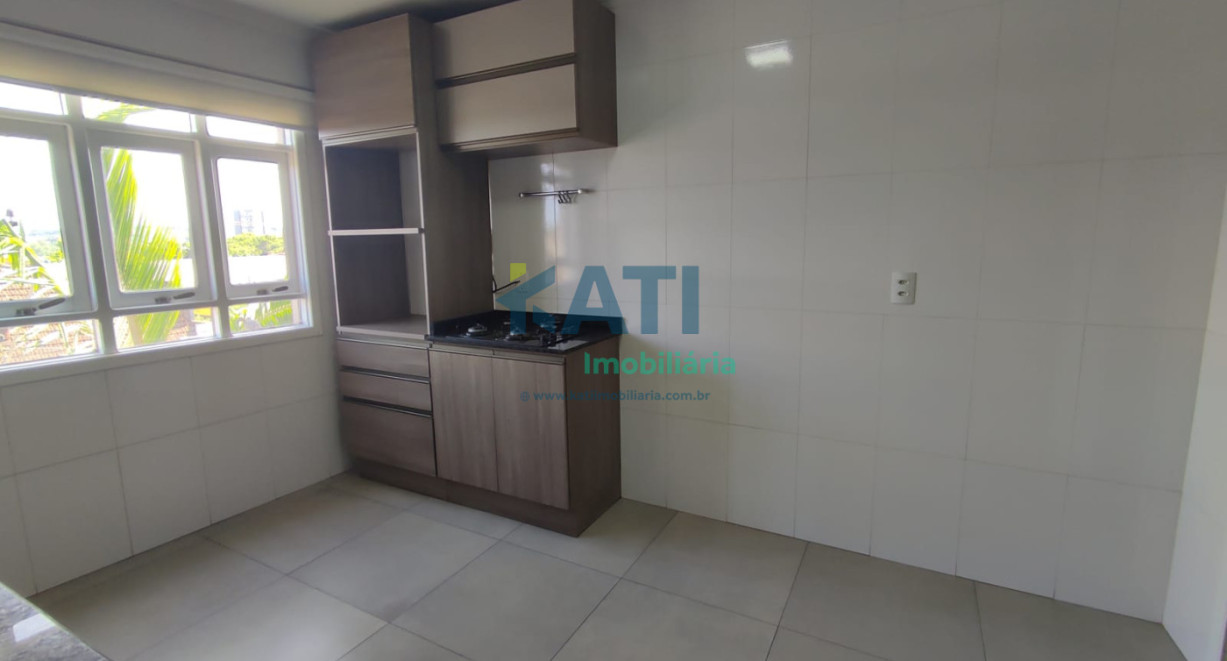 Apto amplo com sacada - Av. Tuparendi