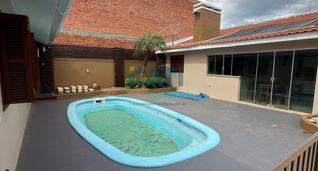 Casa com piscina na Esplanada - Rua Carlos Heinze