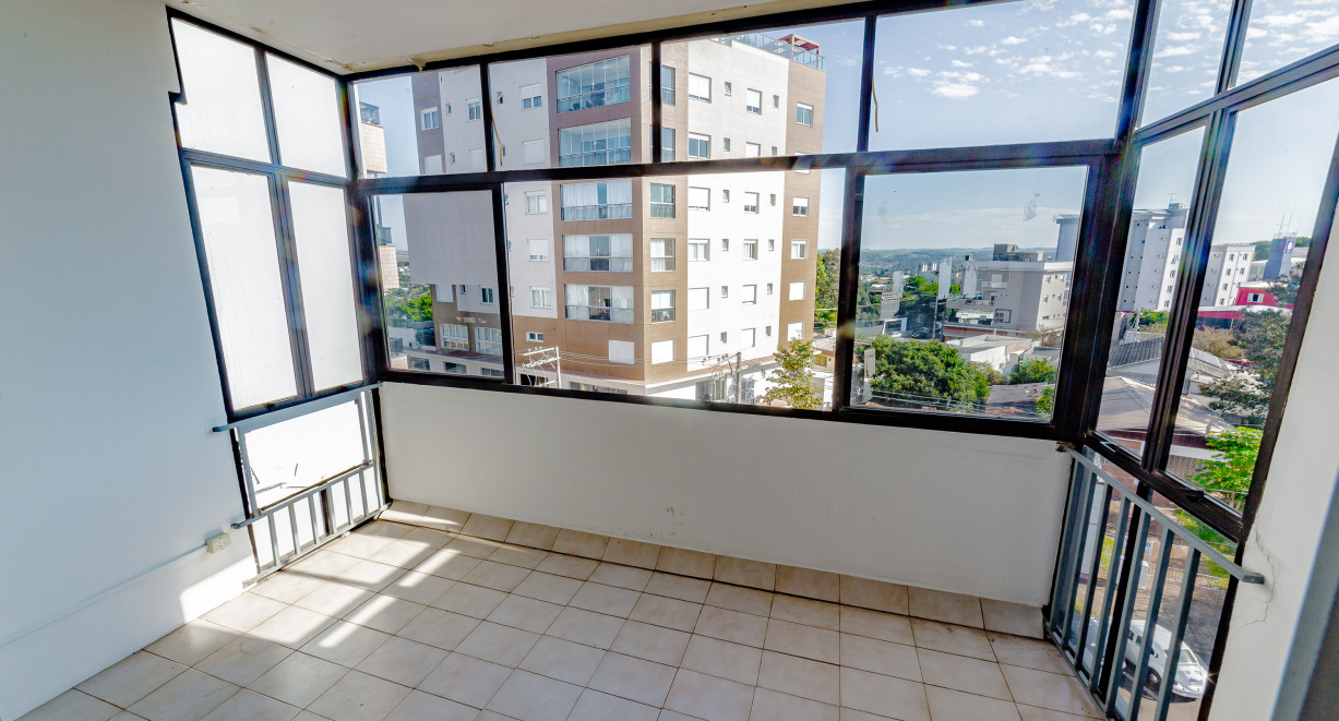 Amplo apartamento no Ed. Santa Rosa - Rua Minas Gerais