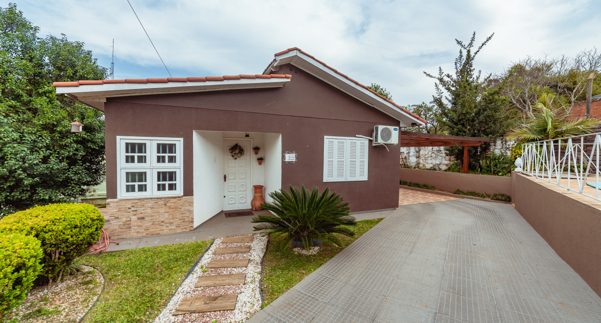 Imóvel com duas casas, amplo pátio com piscina! - Rua São Luiz