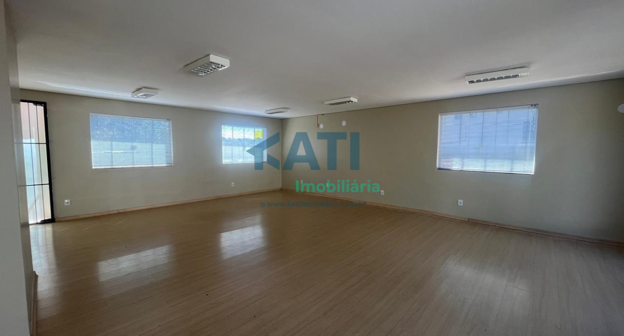 Sala térrea, com vitrine - Rua Dr. Francisco Timm