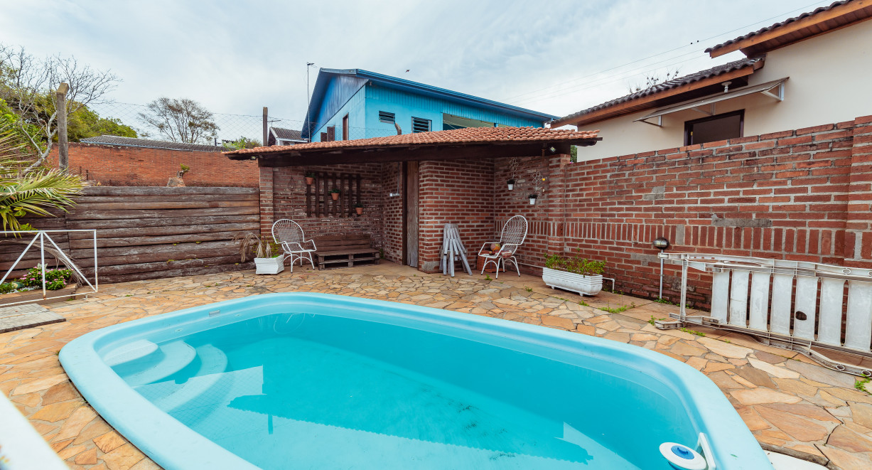 Imóvel com duas casas, amplo pátio com piscina! - Rua São Luiz