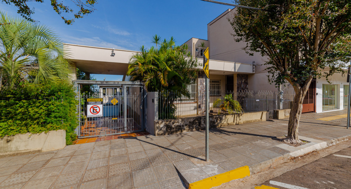 Amplo terreno com casa de esquina! - Rua Dr. João Danhe