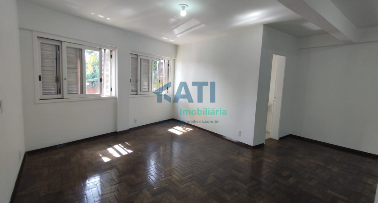 Apto amplo com sacada - Av. Tuparendi