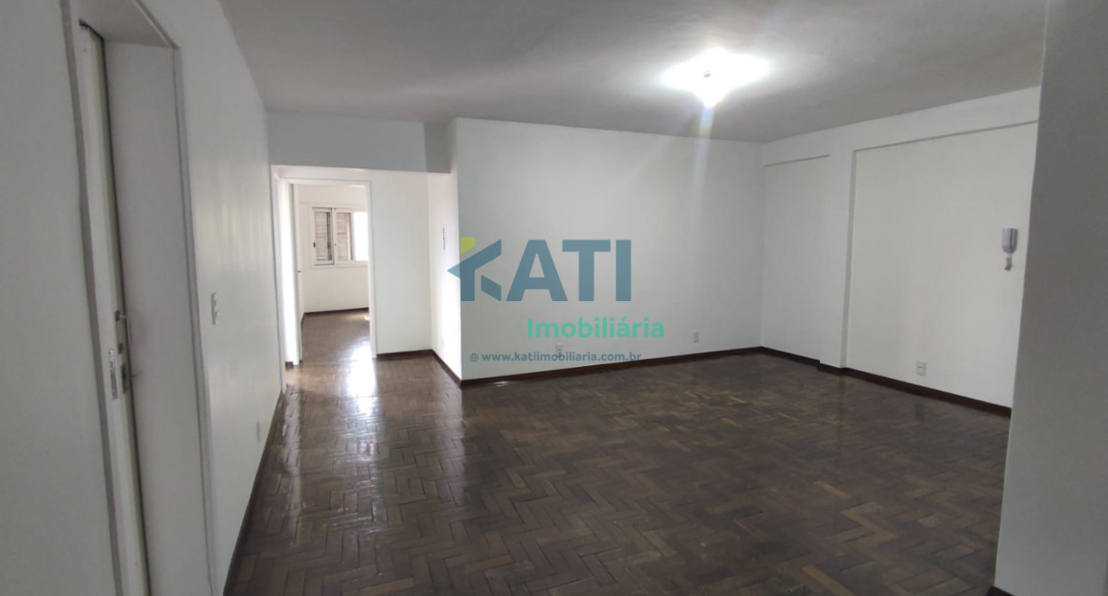 Apto amplo com sacada - Av. Tuparendi