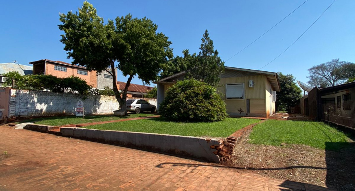 Casa com terreno amplo. - Av. Flores da Cunha