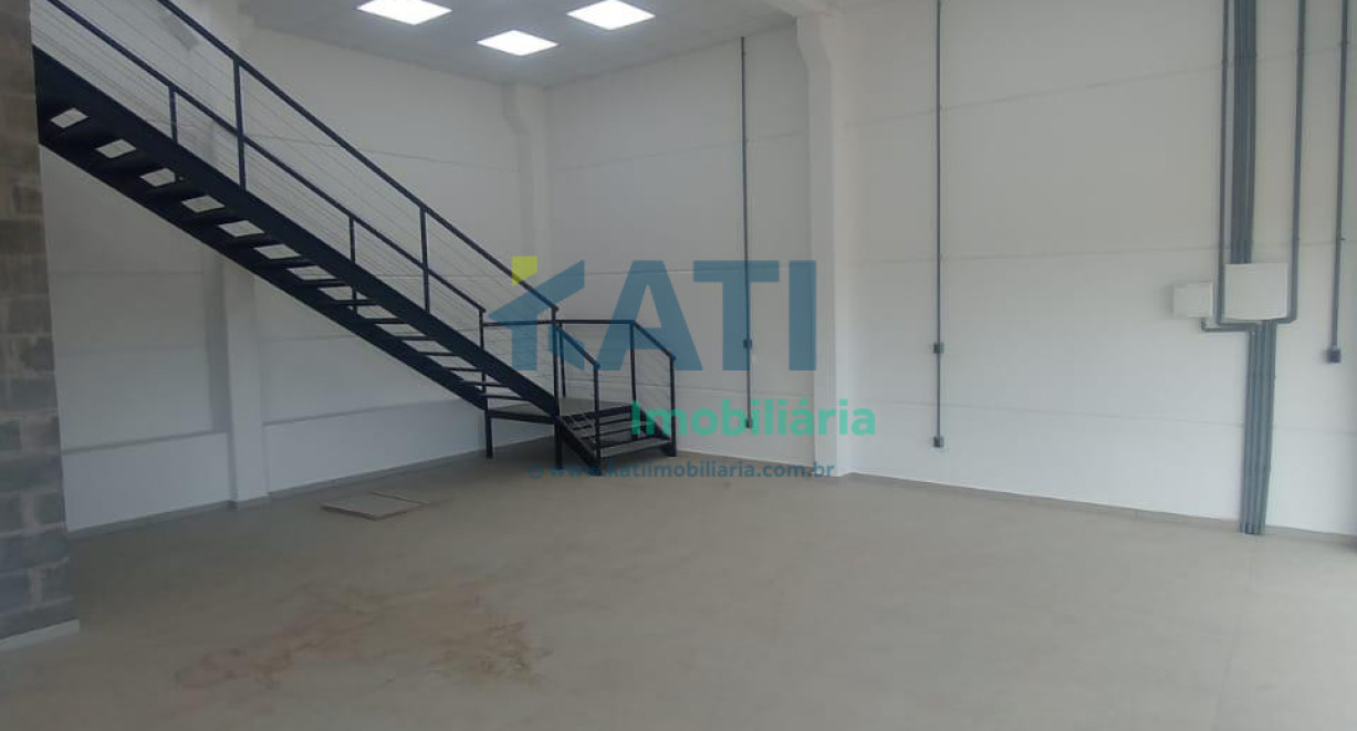 Sala nova com mezanino - Rua Caxias
