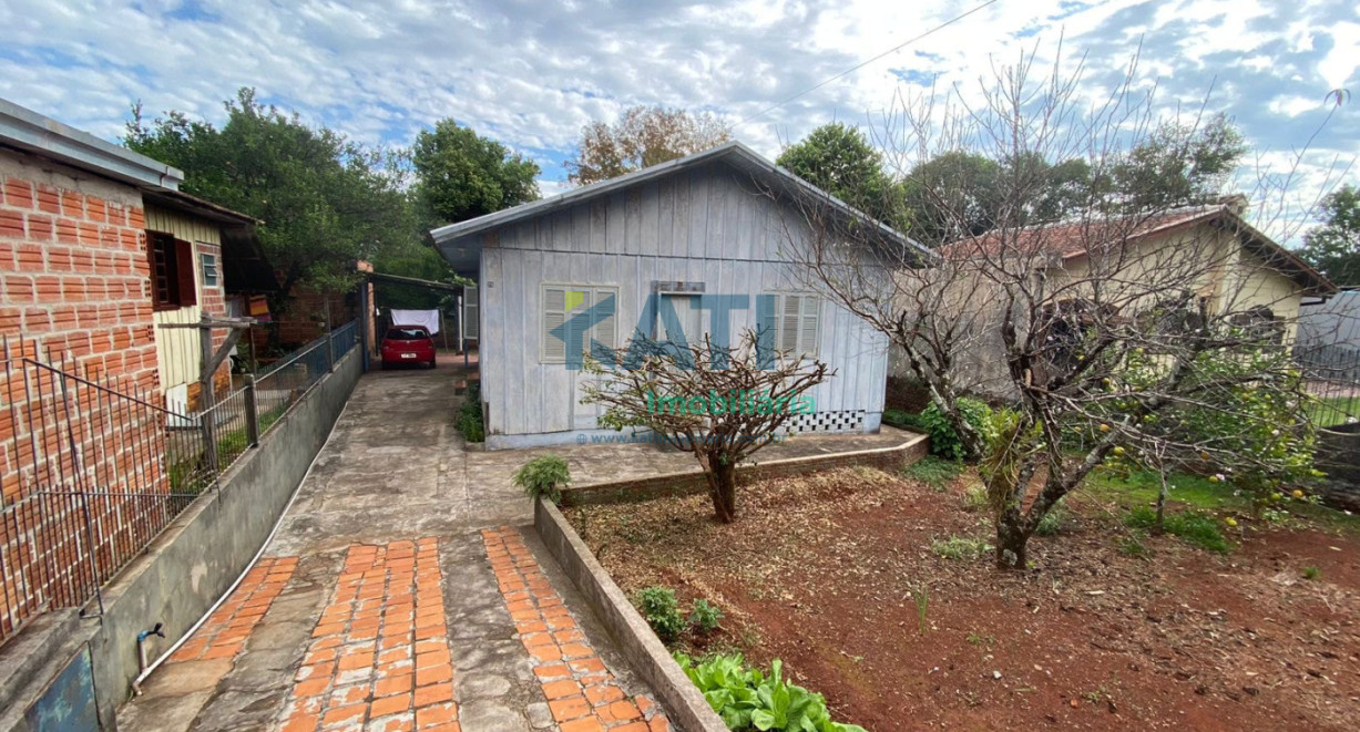 Terreno com boa localização, casa mista - Rua Osmar Trommesndclhager