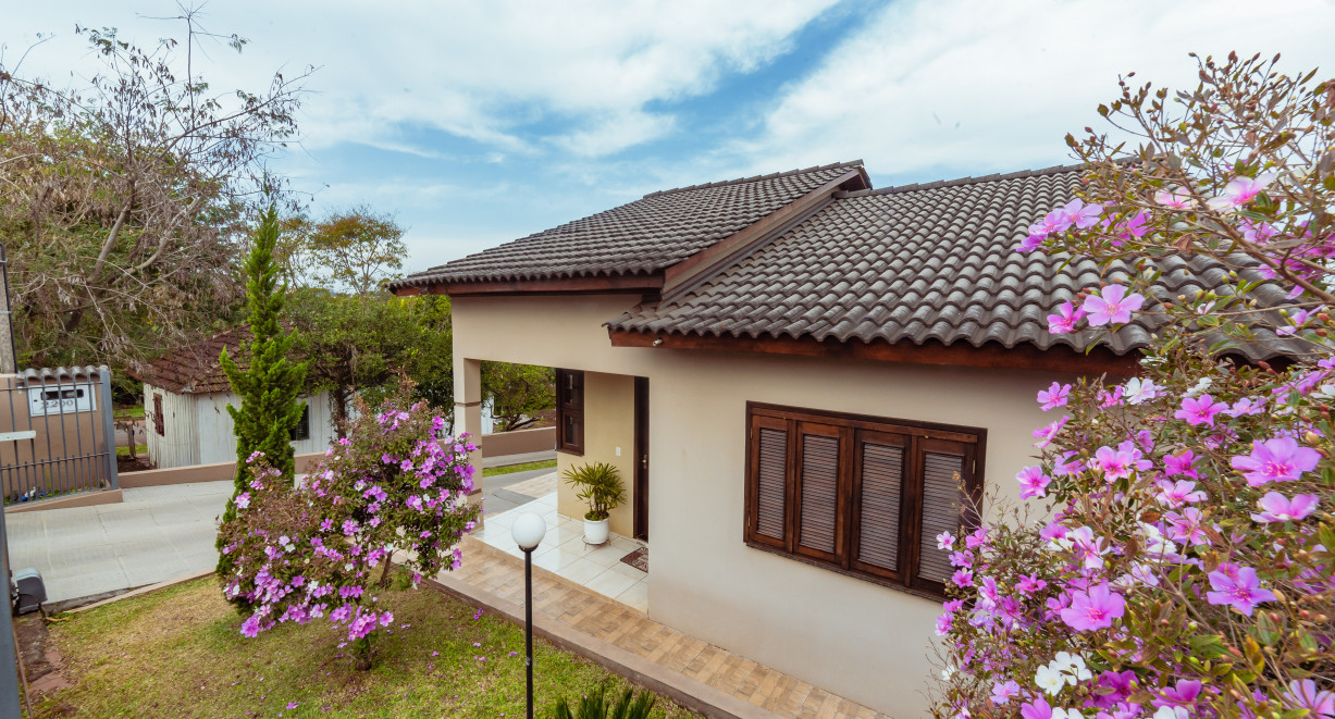 Imóvel com duas casas, amplo pátio com piscina! - Rua São Luiz