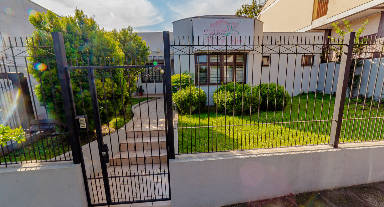 Casa de alvenaria, em Avenida de grande fluxo! - Av. Inhacorá