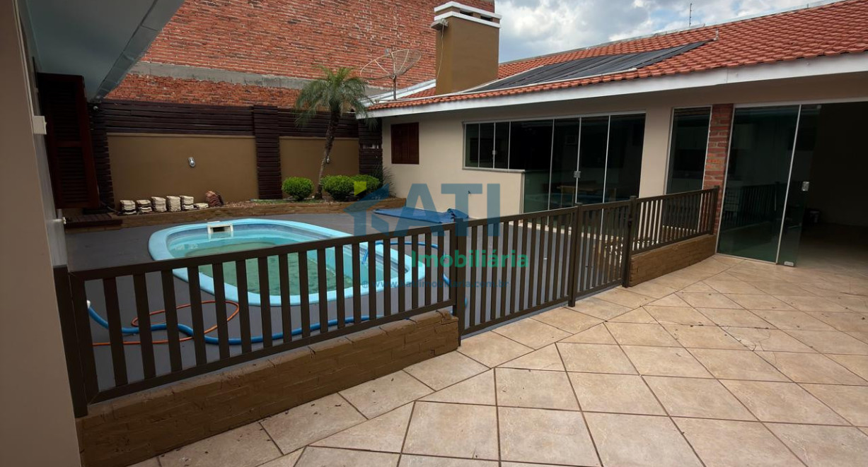 Casa com piscina na Esplanada - Rua Carlos Heinze