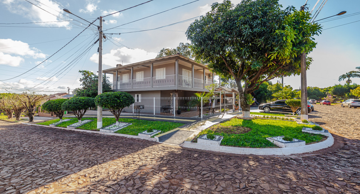 Casa de esquina com dois pavimentos - Rua Augusto Pestana