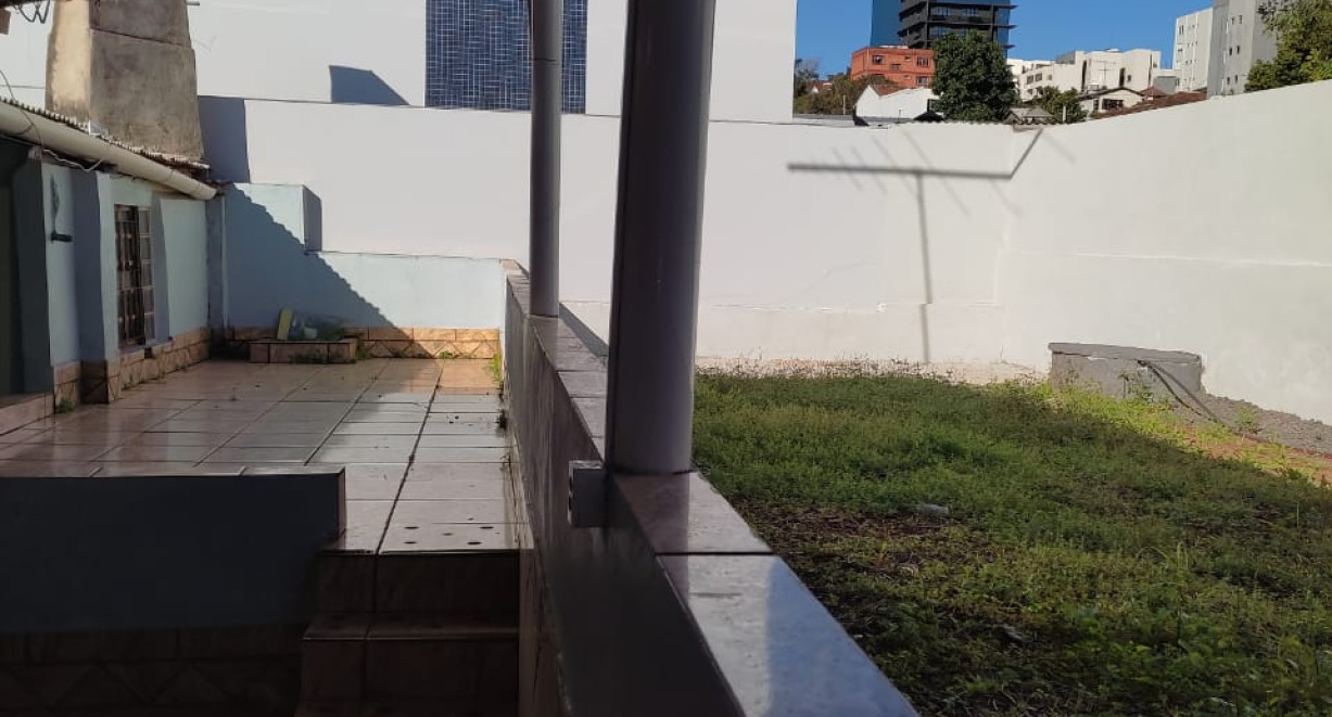 Casa com ótima localização na Av. Inhacorá - Av. Inhacora