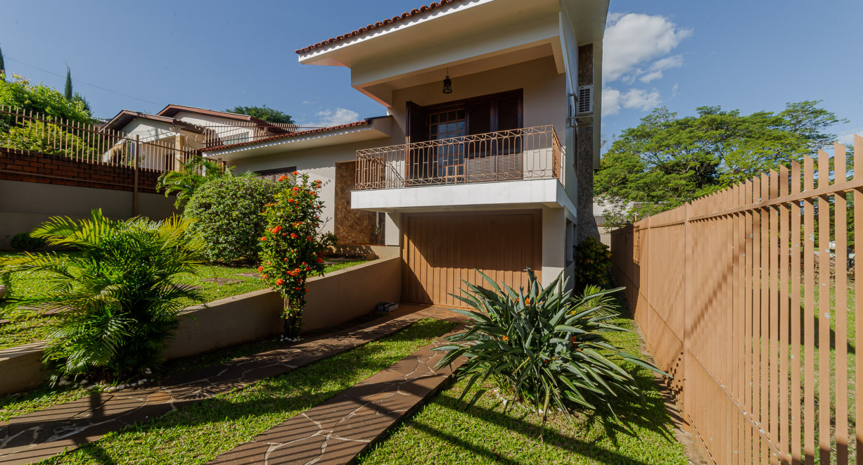 Casa ampla localizada em bairro nobre - Rua Jorge Kunde