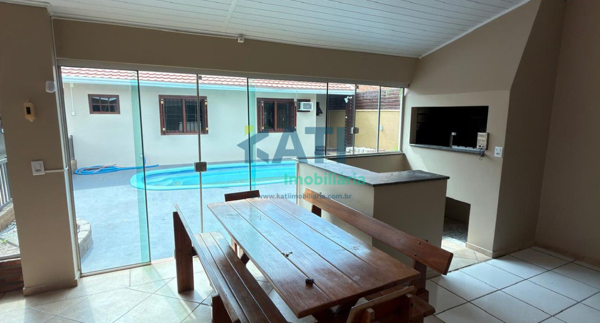 Casa com piscina na Esplanada - Rua Carlos Heinze