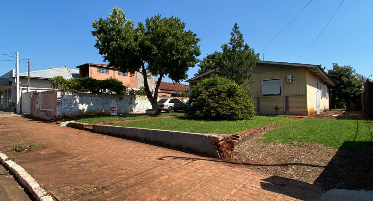 Casa com terreno amplo. - Av. Flores da Cunha