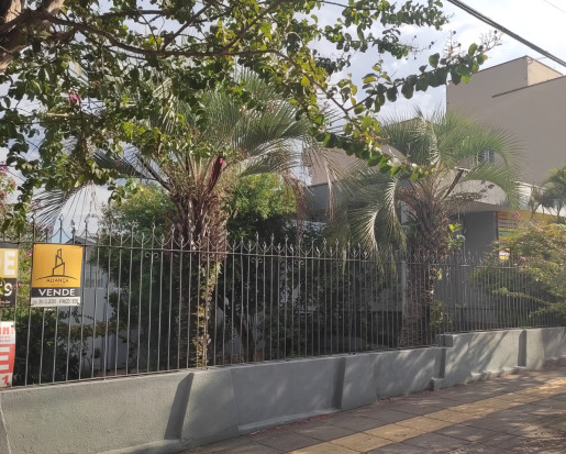 Casa semi mobiliada para locação no centro.