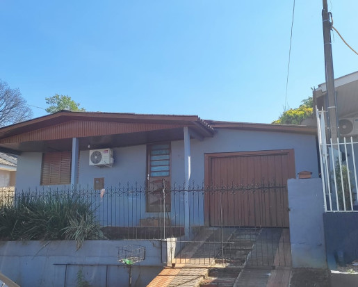 Casa com amplo terreno no bairro Sulina