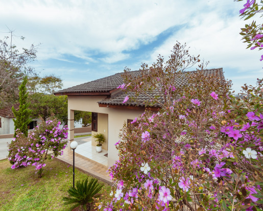 Imóvel com duas casas, amplo pátio com piscina!