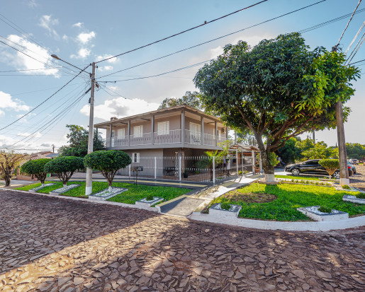 Casa de esquina com dois pavimentos