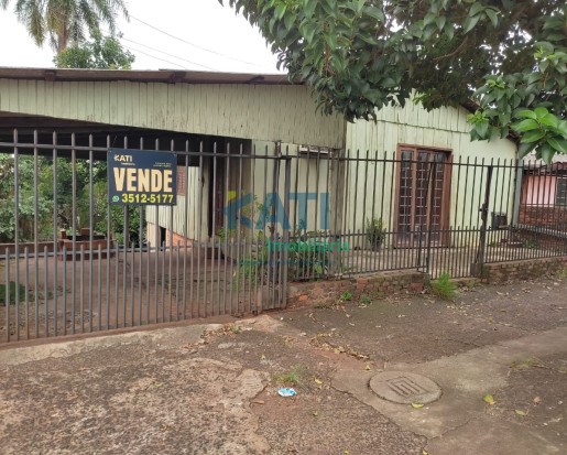 Terreno com casa de madeira