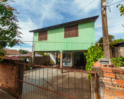 Terreno com duas casas, no Bairro Oliveira!