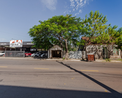 Amplo terreno, com localização em via de grande fluxo.