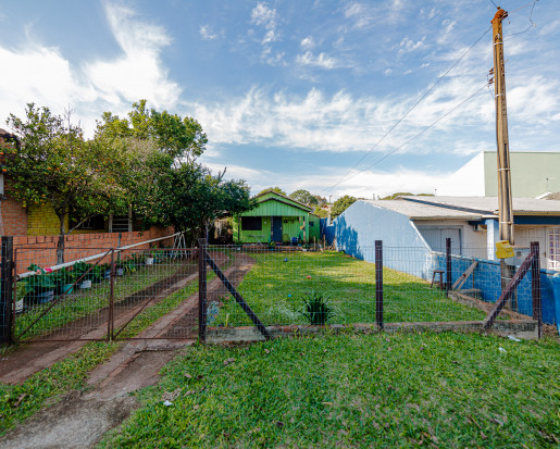 Casa de madeira, terreno com amplo espaço!