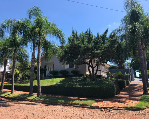 Casa de alvenaria com piscina no Bairro Polivalente