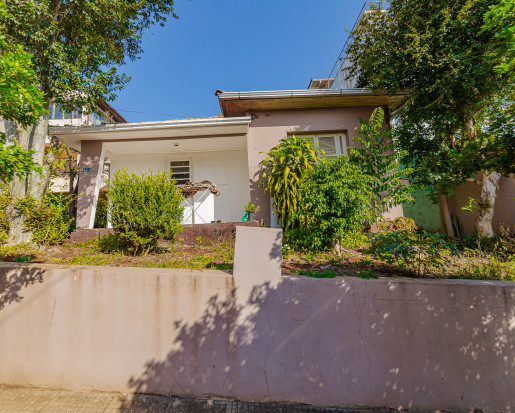 Amplo terreno, com casa bem localizado!