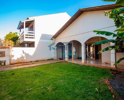 Casa com piscina em bairro nobre