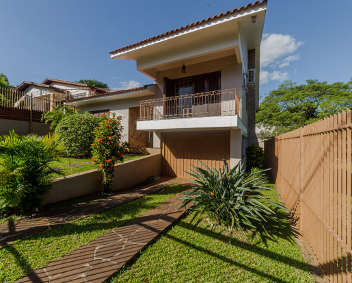 Casa ampla localizada em bairro nobre